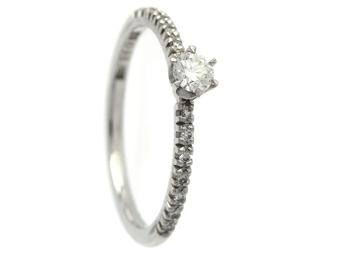 ENGELBERT, ring, 18K vitguld, briljantslipade diamanter 0,28 ct enligt gravyr, ca TW(G)/VS, stl 17,75 mm, vikt 2,4 g, etui. — Smycken/Ring — Kaplans