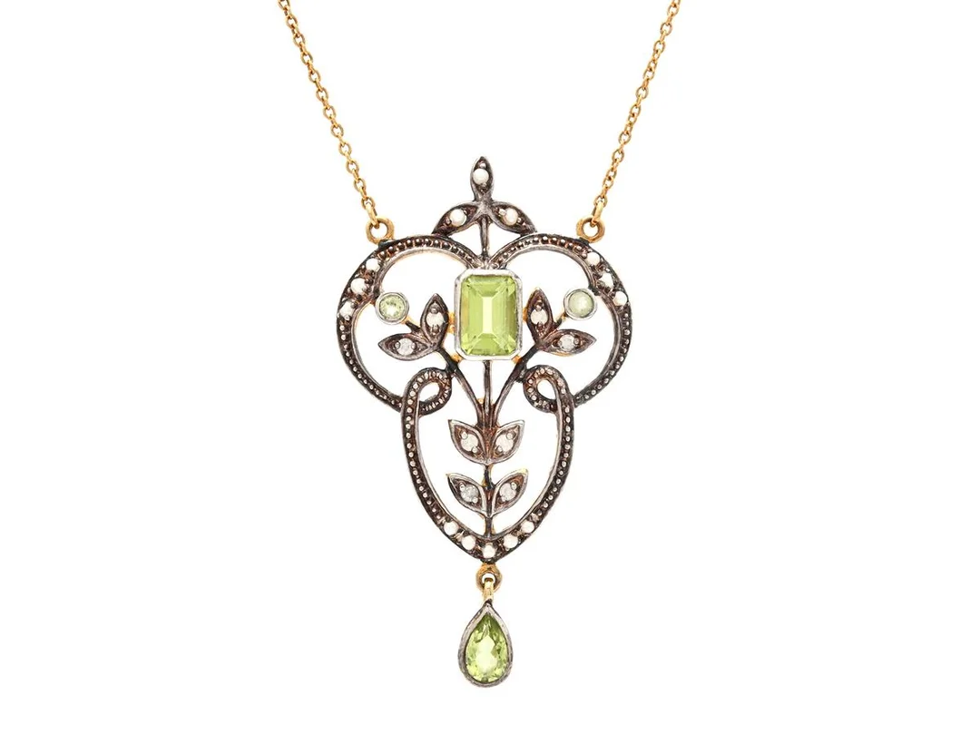 COLLIER, 9K guld, peridot, fröpärlor, 8 diamanter av mycket låg kvalité,längd 42,5/45 cm, vikt 6,0 g, stenar med nagg. — Smycken/Collier — Kaplans
