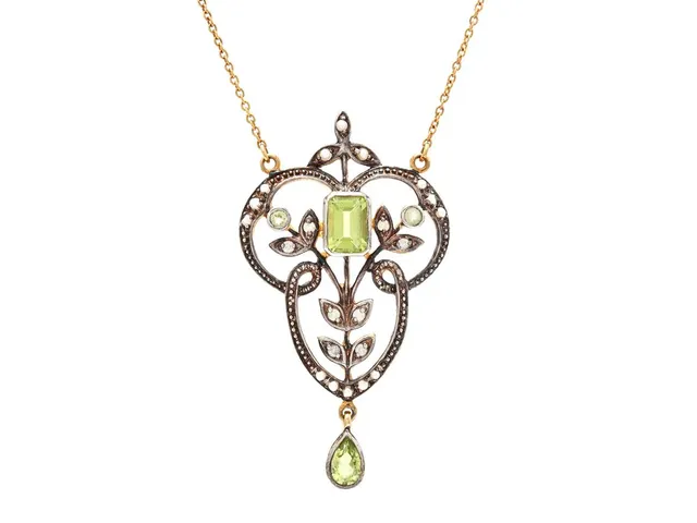COLLIER, 9K guld, peridot, fröpärlor, 8 diamanter av mycket låg kvalité,längd 42,5/45 cm, vikt 6,0 g, stenar med nagg.