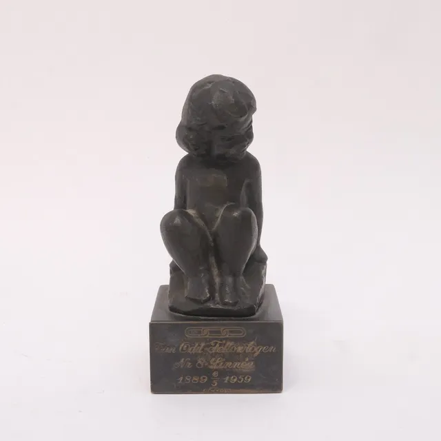 CARL EINAR BORGSTRÖM. SKULPTUR, SITTANDE FLICKA, MÖRKPATINERAD BRONS.