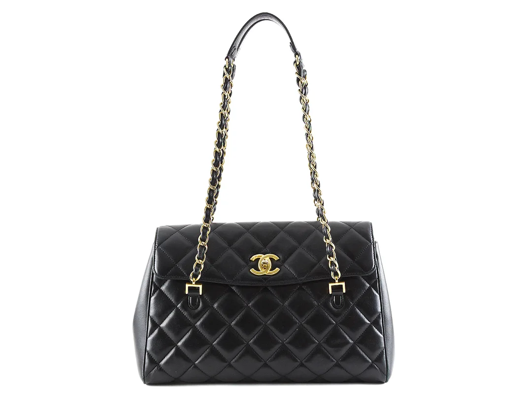 VÄSKA, CHANEL, Flap Bag, svart quiltat lammskinn, detaljer i gulmetall, 32x20x10 cm, hologrammärkt 17754797, cert, dustbag, visst slitage på hörnen. — Accessoarer/Väskor — Kaplans