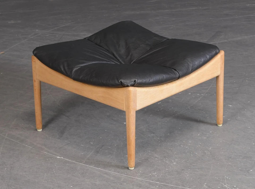 Kristian S. Vedel. 'Modus' taburet eg m. læder hynde. — Furniture/Chairs — Lauritz