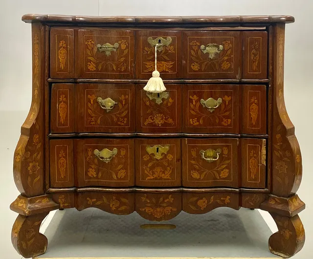 CÓMODA HOLANDESA DE MARQUETERIA, SIGLO XVIII, MARQUETERÍA FLORAL CON LOS ERRAJES DE ÉPOCA.INTERIOR EN ROBLE.