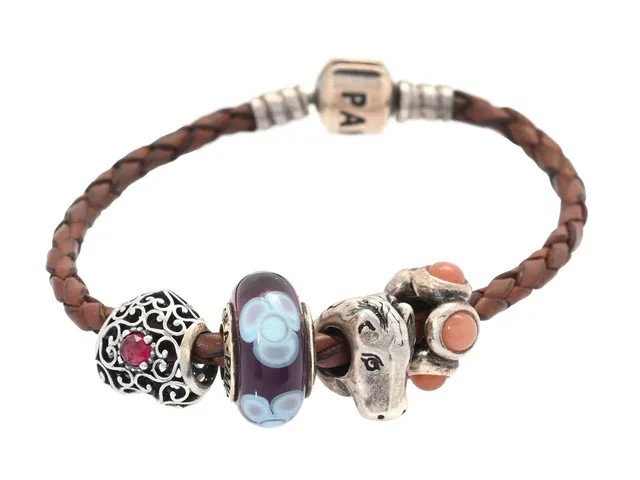 PANDORA, armband, brunt läder, berlocker i silver, konstglas och färgstenar, längd 17 cm, vikt 15,9 g.