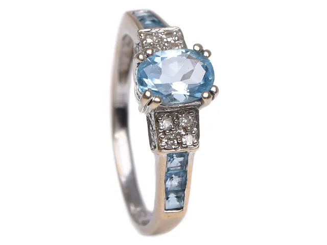 RING, 18K vitguld, topaser, 16 åttkantslipade diamanter ca 0,16 ctv, stl 17,5 mm, vikt 2,6 g
