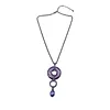 HALSKETTE MIT ANHÄNGER IN VIOLETT UND BLAU.