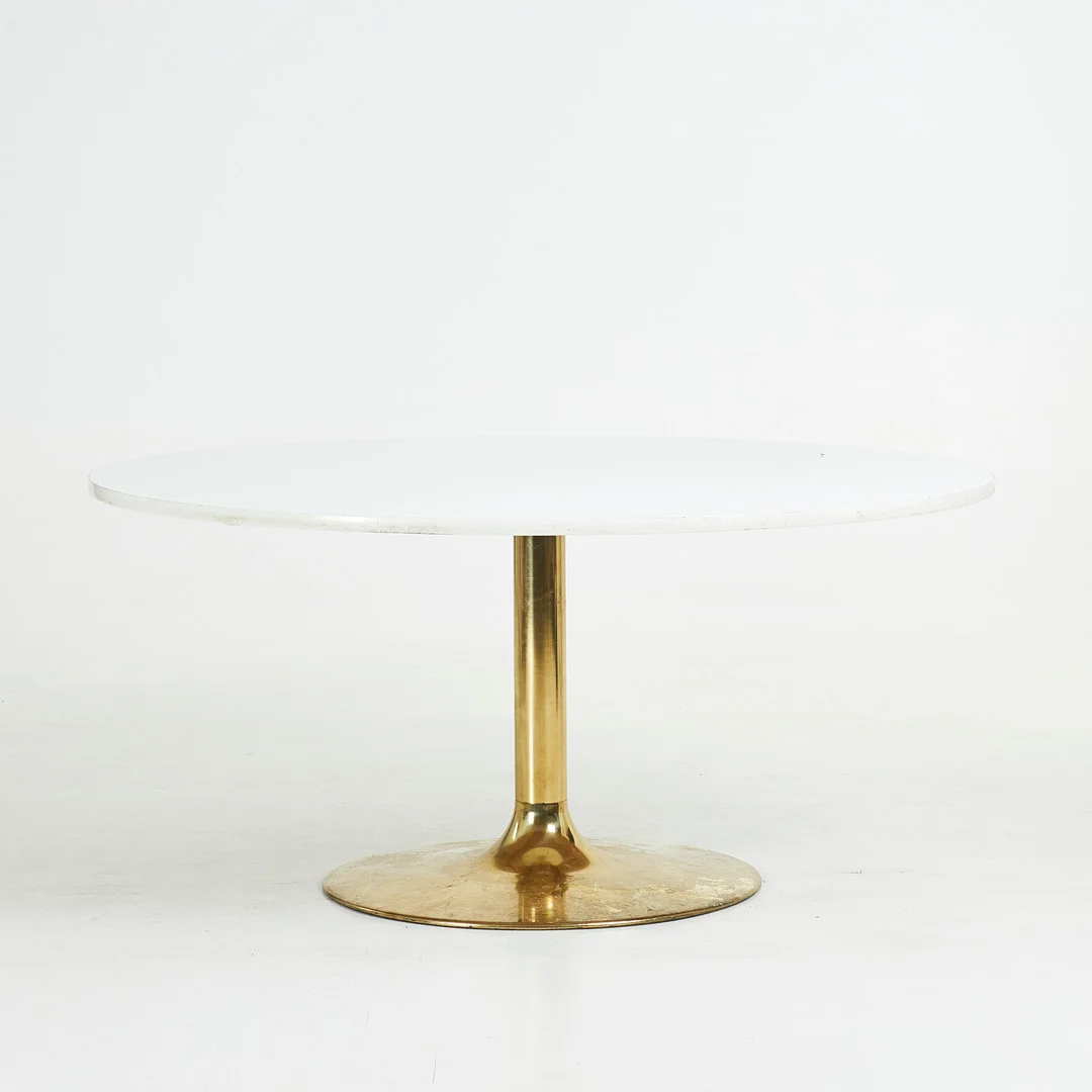 MATBORD, Johanson Design, 1900-talets andra hälft, Markaryd, med pelarfot i gulmetall, vit skiva med kantlist av plast, etikettmärkt. — Dining tables — Stockholms Auktionsverk Sickla
