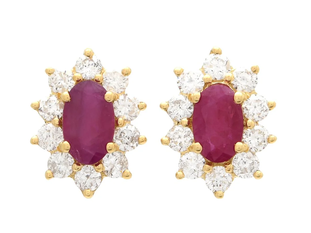 CARMOSÉÖRHÄNGEN, 18K guld, ovalslipade rubiner ca 0,61 ctv, briljantslipade diamanter ca 0,37 ctv, ca TW-Cr/P, höjd 9 mm, vikt 1,4 g, stift. — Smycken/Örhängen — Kaplans