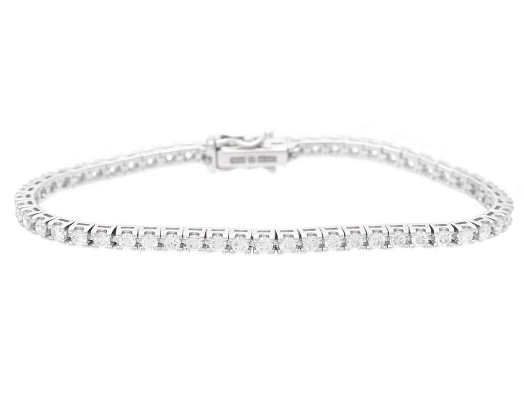 TENNISARMBAND, 18K vitguld, 55 briljantslipade diamanter ca 2,19 ctv, ca TW-TCr/VVS-VS, längd 15,5 cm, vikt 9,6 g. — Smycken/Tennisarmband — Kaplans