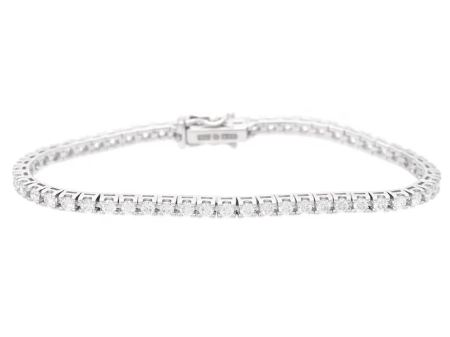 TENNISARMBAND, 18K vitguld, 55 briljantslipade diamanter ca 2,19 ctv, ca TW-TCr/VVS-VS, längd 15,5 cm, vikt 9,6 g.