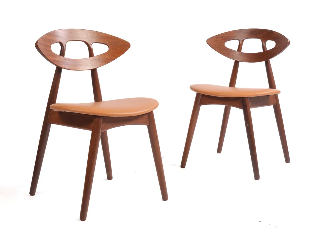 Ejvind A. Johansson. Pair of teak chairs, 'eye-chair' (2) — Furniture/Chairs — Lauritz