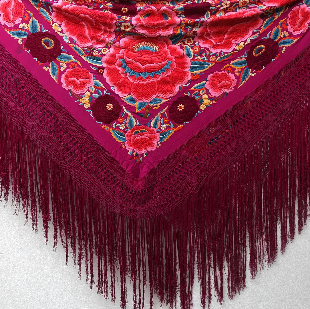 Manila shawl in embroidered purple silk, from the beginning of the 20th century. — Textiles — Balclis