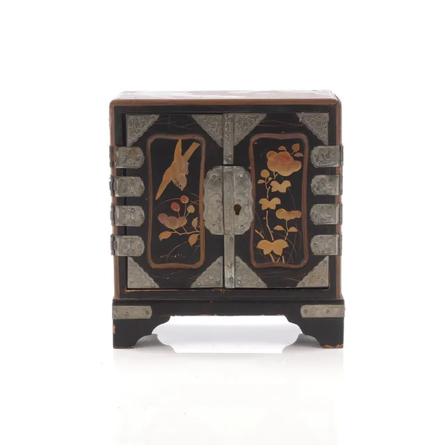 MINIATYRSKÅP/SMYCKESKRIN, lackarbete, Kina, 1900-tal.