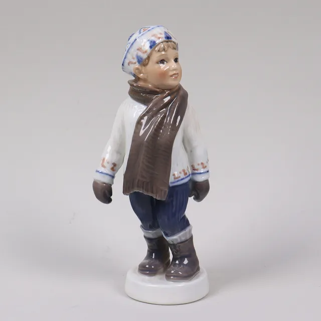 DAHL JENSEN. figurin #1064, "Pojke i vinterkläder", Danmark.