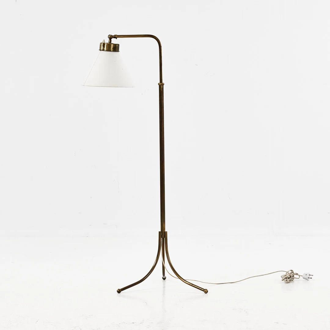 JOSEF FRANK. Golvlampa, modell 1842, Firma Svenskt Tenn, mässing. — Floor lights — Stockholms Auktionsverk Magasin 5