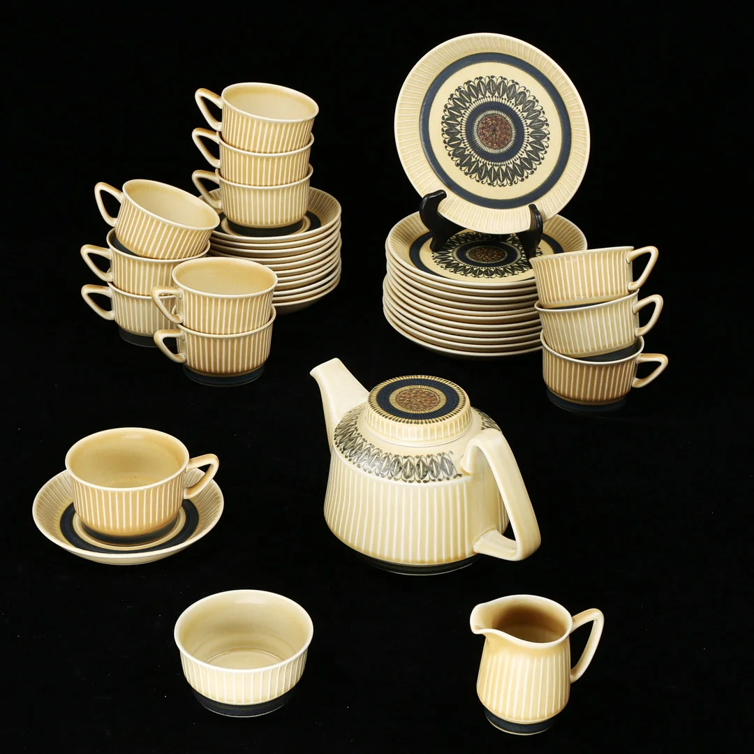 INGER WAAGE. "Norrora", teservis, 39 delar, Stavangerflint, Norge. — Tableware — Växjö Auktionskammare
