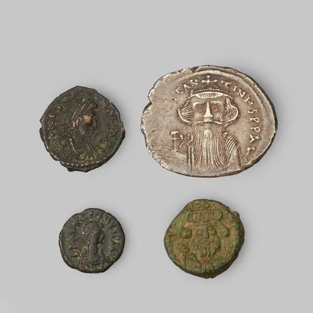 BYSANTINSKA MYNT, 4 st, 3 i brons, 1 i silver, Marcianus bysantinsk kejsare 450-457 e Kr, Herakleios, kejsare 610-641 e Kr, Justinianus I, kejsare 527-565 e Kr, Konstans II, kejsare 641-668 (silvermynt).