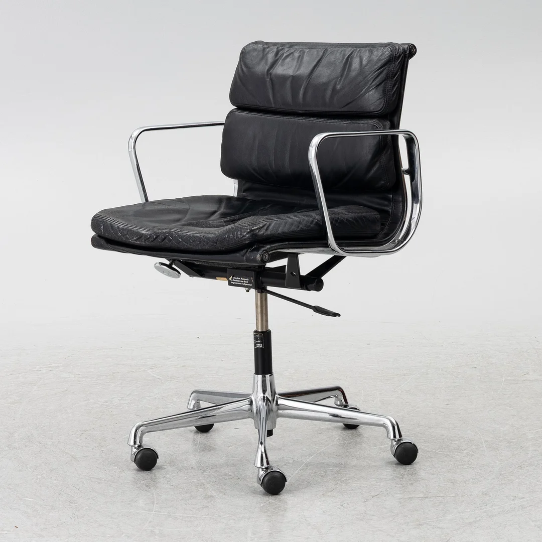 Charles & Ray Eames, skrivbordsstol, "Soft Pad" modell EA217, Vitra. — Design/Möbler — Bukowskis