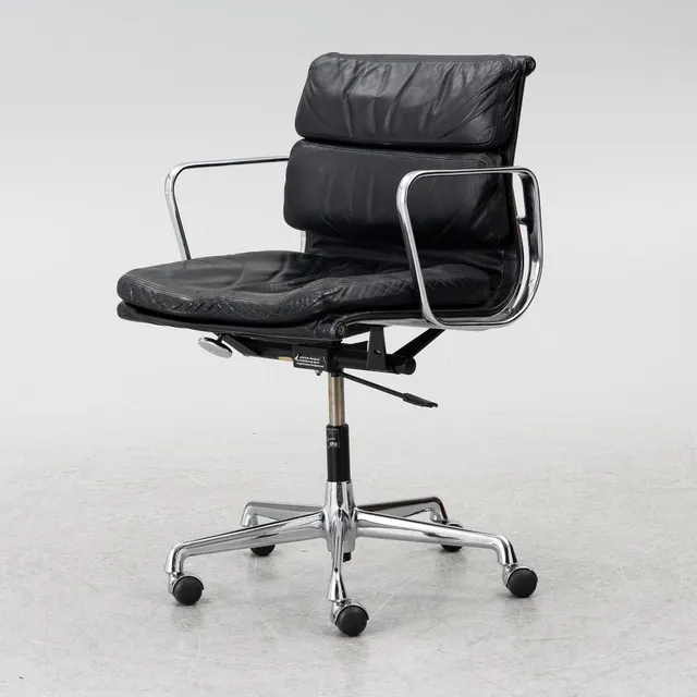 Charles & Ray Eames, skrivbordsstol, "Soft Pad" modell EA217, Vitra.
