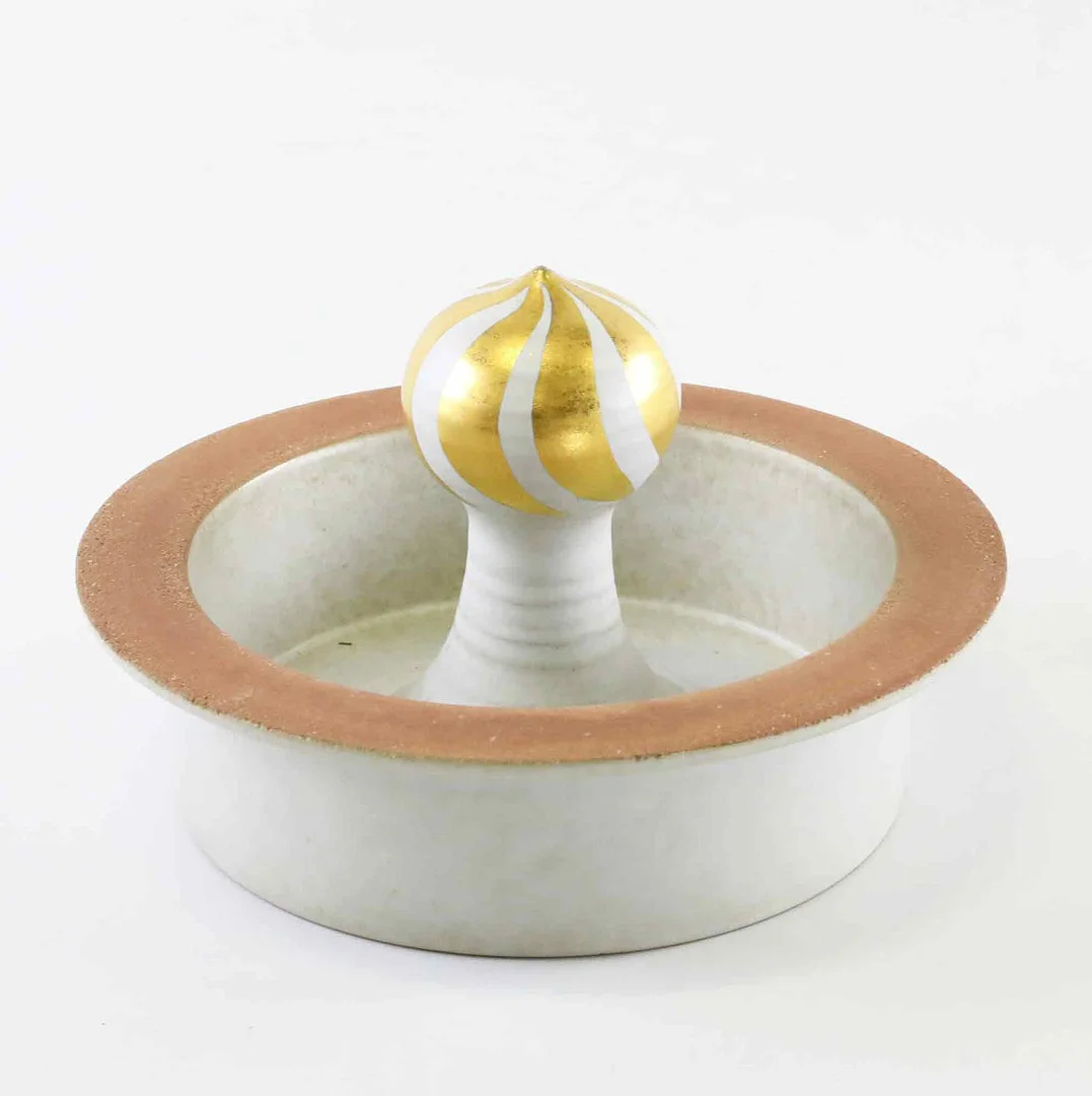 LISA LARSON. Skålfat, stengods, Gustavsbergs studio, 1960/70-tal. — European — Hälsinglands Auktionsverk