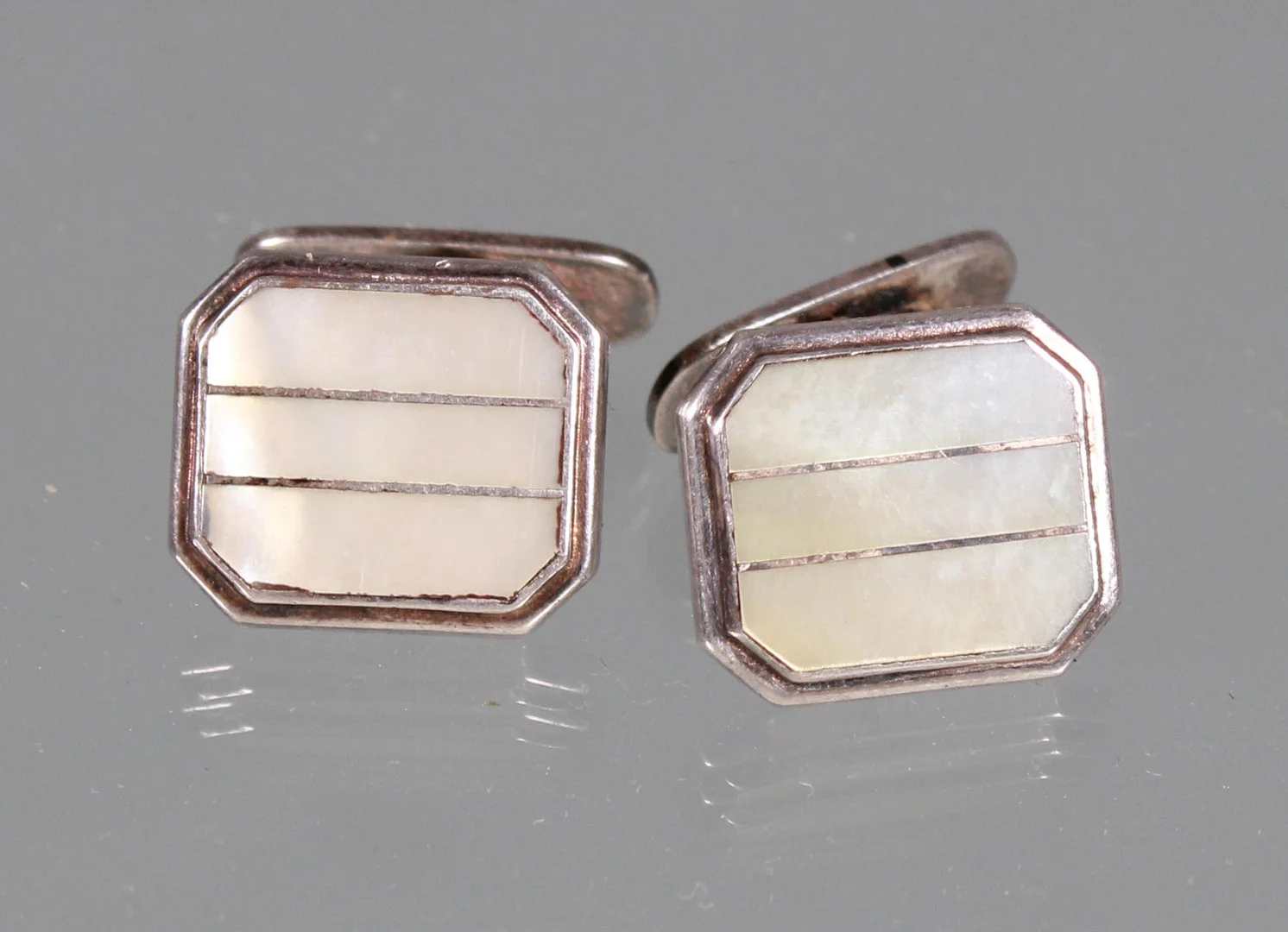 MANSCHETTENKNÖPFE MIT PERLMUTT SILBER 835. — Cufflinks & Tie Pins — Auktionshaus Bossard