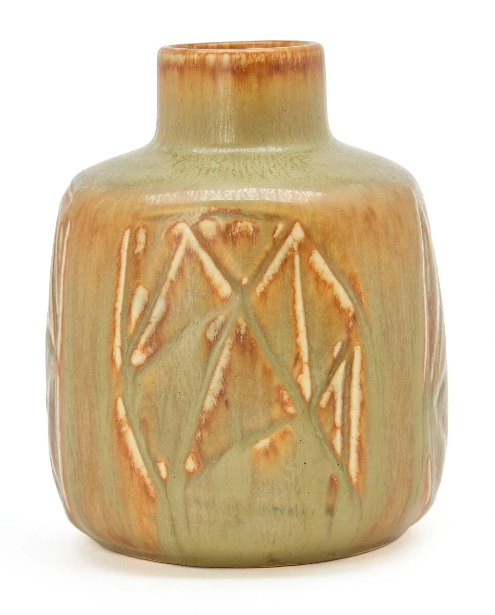 Stoneware vase with modelled incised decor. Decorated with green and ochre glaze. Signed E.ST.N., 255. Made and marked by Saxbo, 1950–1968. H. 16 cm. Diam. 13 cm. — Modern Decorative Art — Bruun Rasmussen