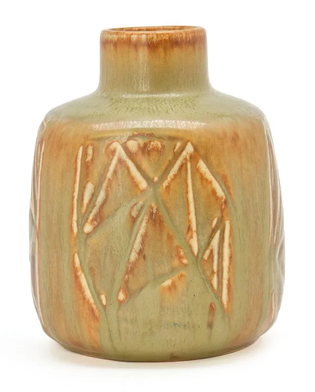 Stoneware vase with modelled incised decor. Decorated with green and ochre glaze. Signed E.ST.N., 255. Made and marked by Saxbo, 1950–1968. H. 16 cm. Diam. 13 cm.