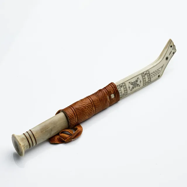 NIKOLAUS FANKKI. kniv, halvhorn, skaft i renhorn, slida med läder och renhorn, graverad dekor samt signerad N Fankki.