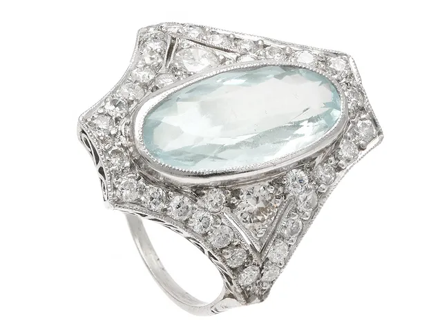 RING, platina, ovalslipad ljusblå akvamarin ca 3,18 ct, 36 gammal- äldre briljant- och briljantslipade diamanter ca 0,90 ctv, ca TW-TCa/SI-P, stl 17,25 mm, vikt 4,7 g, några diamanter har nagg och skador.