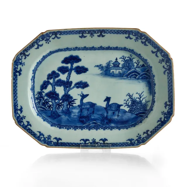 STEKFAT, Kina, porslin, 1700-tal, underglasyrblå dekor av flodlandskap med hjortar.
