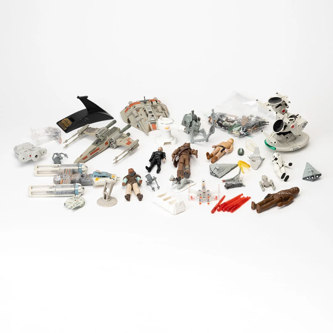 ACTIONFIGURER och RYMDSKEPP, ca 20 delar samt parti miniatyrer, främst från Star Wars, olika fabrikat. 1980-2000-tal. — Action figures & Sci-Fi — Auktionshuset Kolonn