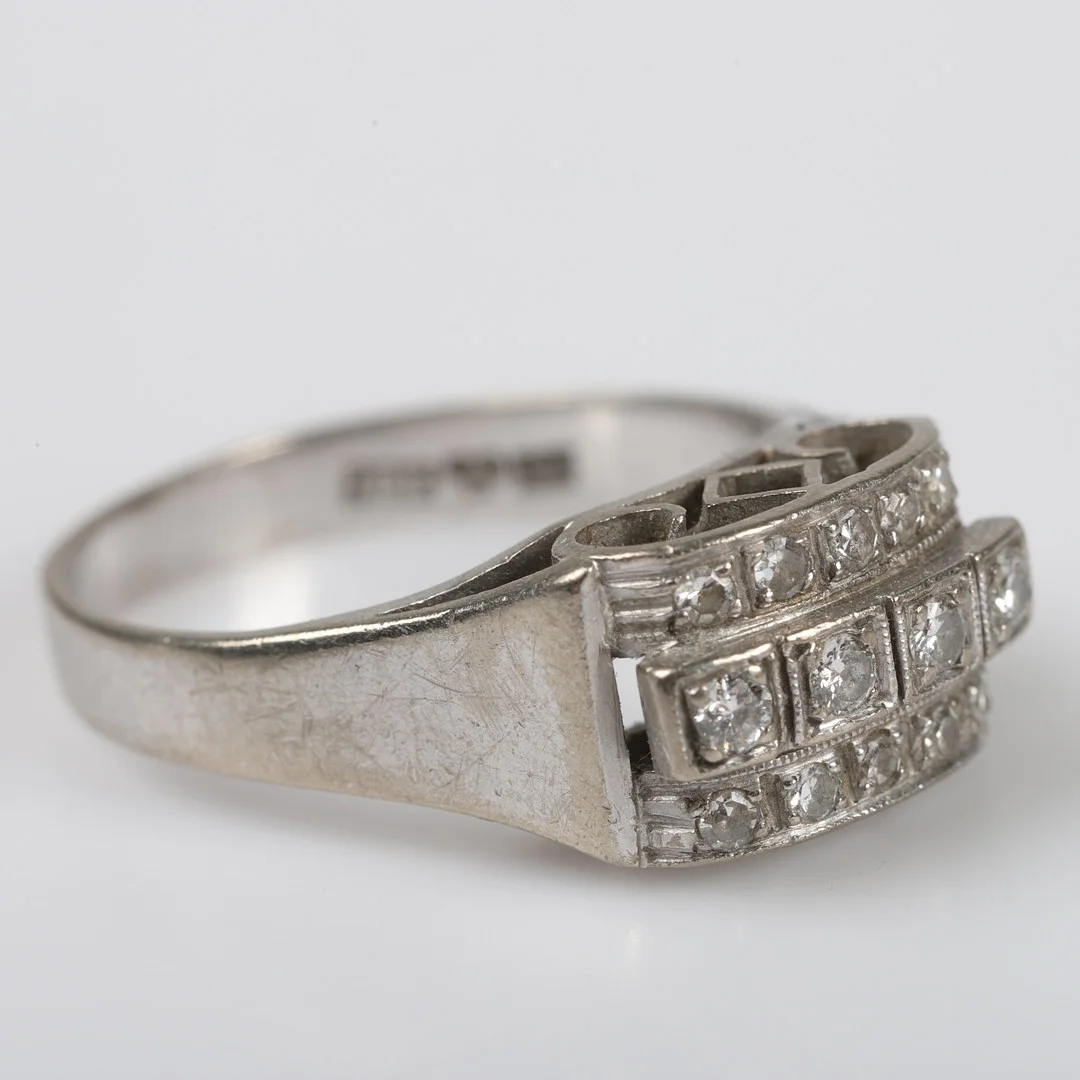 RING, 18K vitguld med briljant- och åttkantslipade diamanter, Juvel-Guld, Göteborg, 1968. — Rings — Helsingborgs Auktionskammare