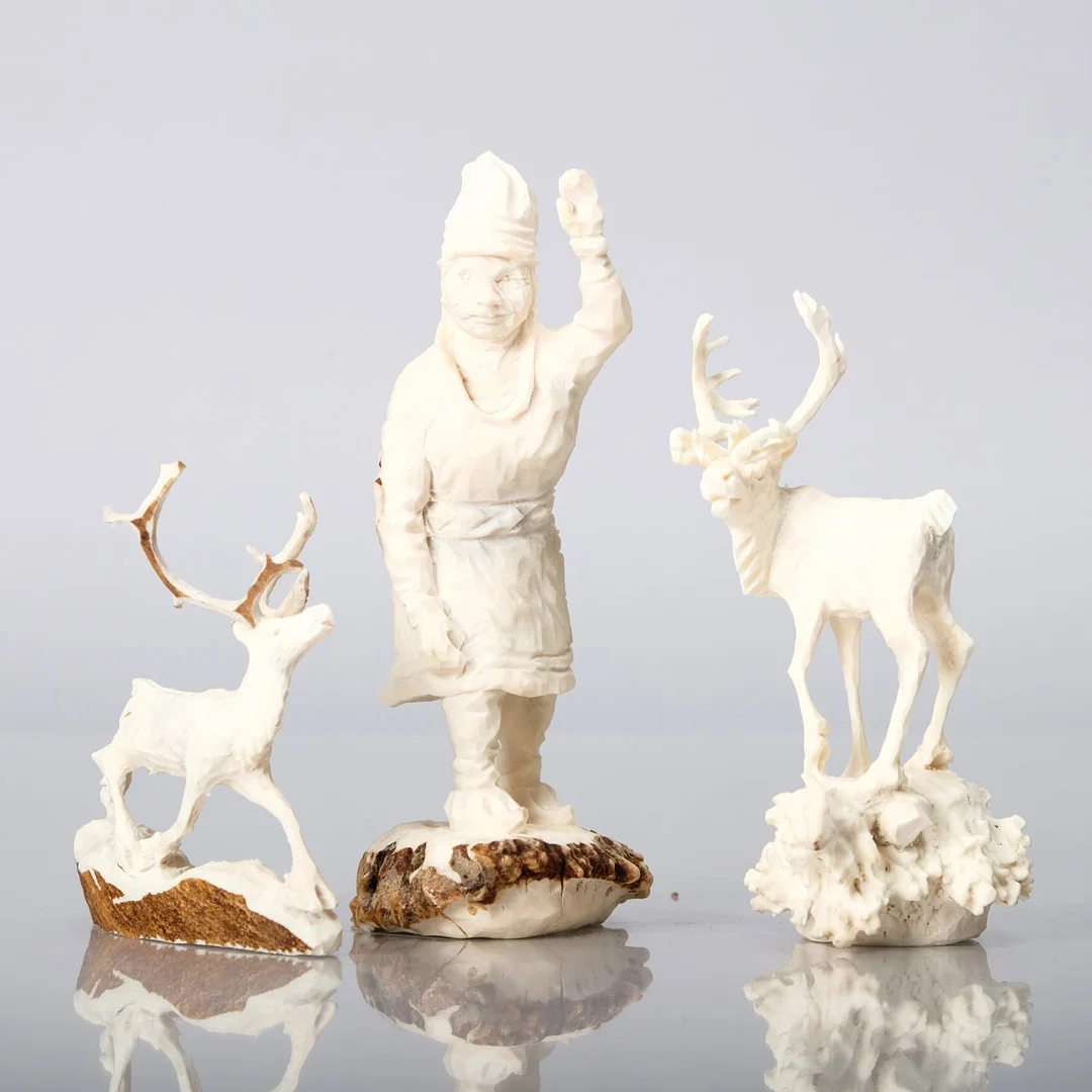 ERIK NORBERG (1913-2001). Skulpturer, hornarbete, 1900-tal (3 st). — Sami Arts & Crafts — Norrlands Auktionsverk