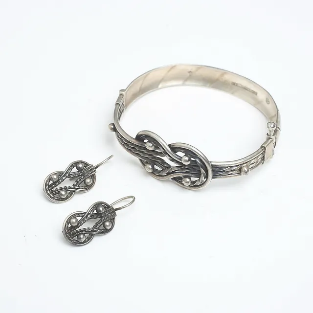 KALEVALA KORU, armring, öppningsbart, samt örhängen, ett par, Helsingfors, Finland, 1967.