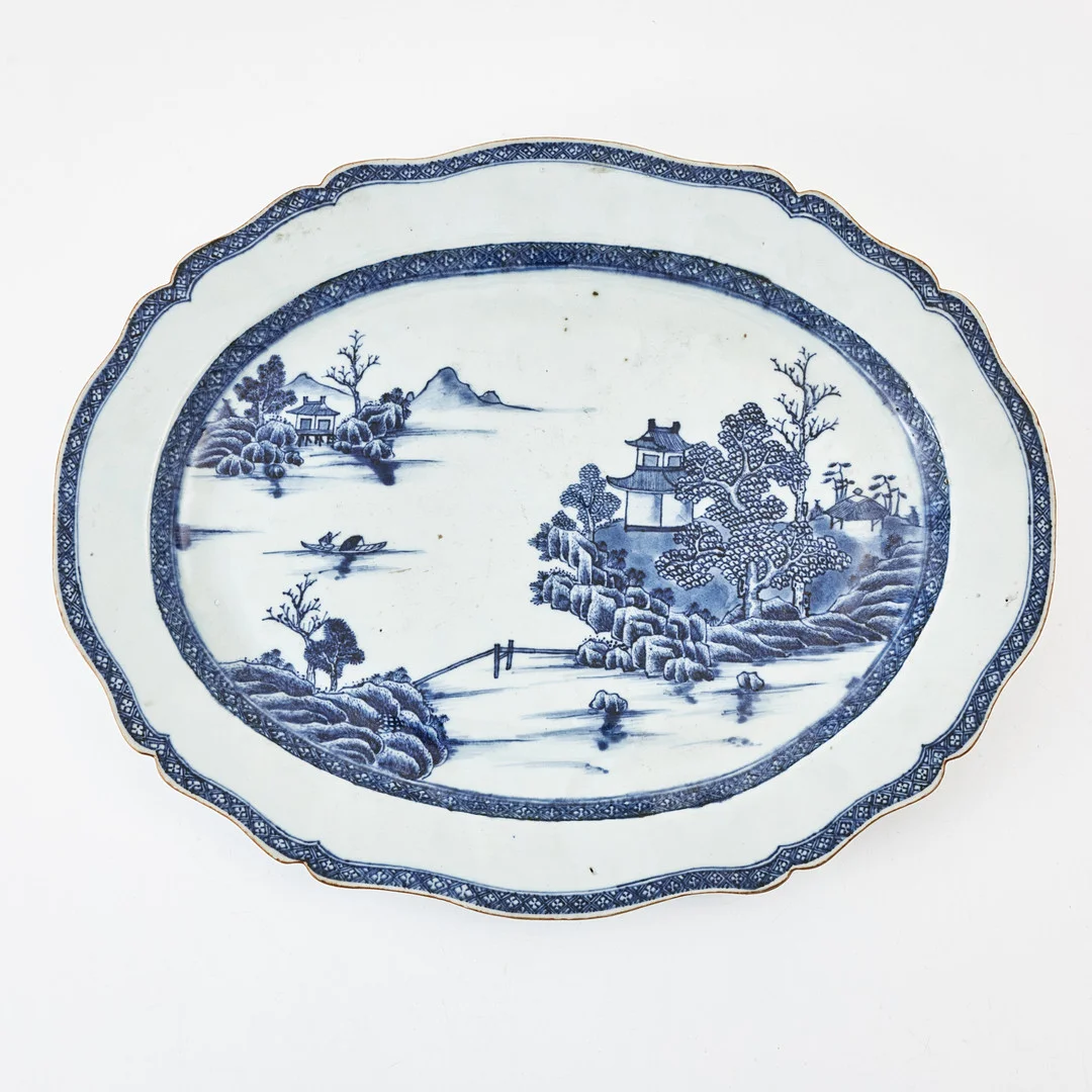 UPPLÄGGNINGSFAT, porslin, Kina, Qianlong (1736-1795), konturerad bräm i rokokoform. — Ceramics & Porcelain — Stockholms Auktionsverk Magasin 5