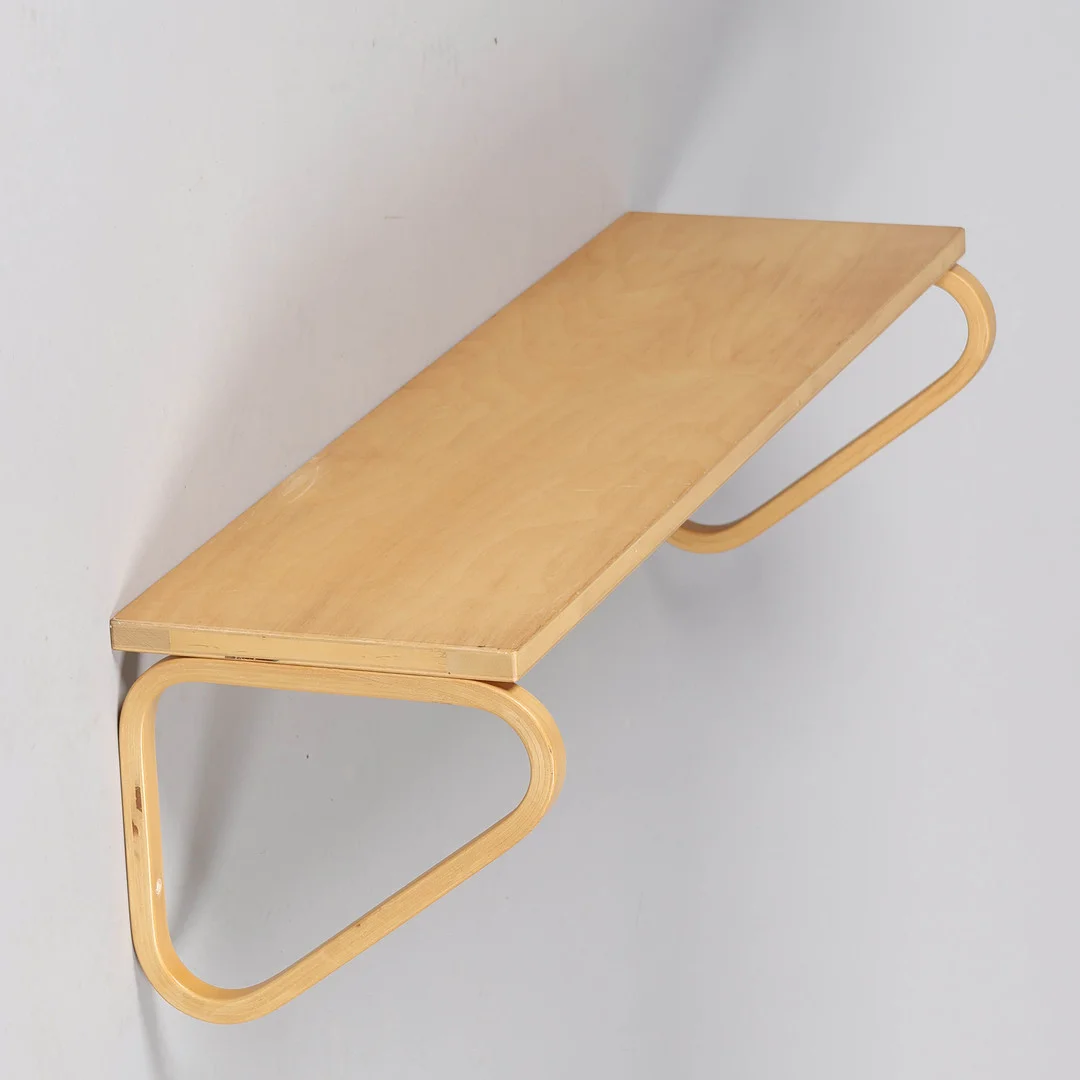 ALVAR AALTO (1898-1976). Hylde i birketræ, model 112B, Artek, Finland, 1900-tallets anden halvdel. — Cupboards, Cabinets & Shelves — Palsgaard Kunstauktioner