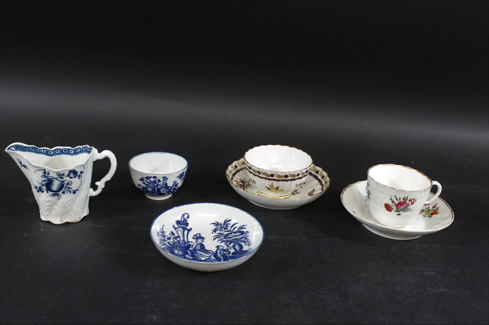 18THC WORCESTER MILK JUG & WORCESTER TEA BOWLS & SAUCERS. — European — Lawrences Auctioneers