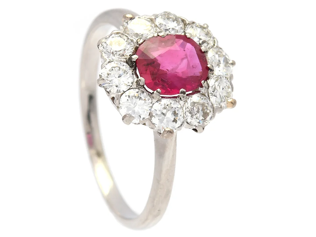 CARMOSÉRING, platina, kuddslipad rubin ca 0,75 ct, gammalslipade diamanter ca 1,00 ctv, ca TW-TCr/VS-SI, stl 16,5 mm, vikt 3,7 g, nedslitna klor, rubinen med håligheter, två diamanter med skador. — Smycken/Carmoséring — Kaplans