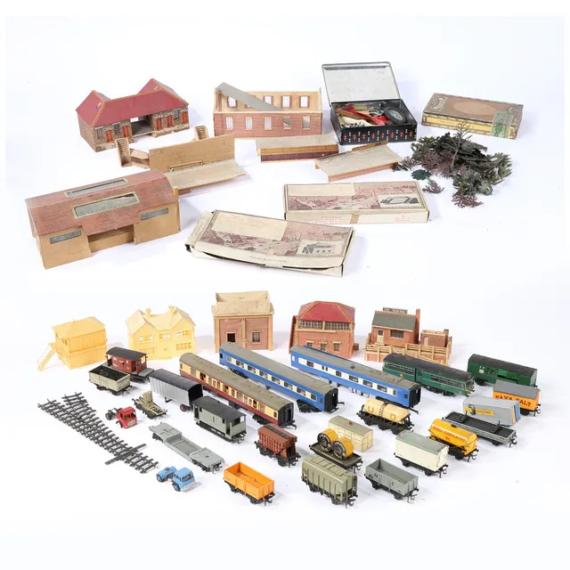 A COLLECTION OF MODEL RAILWAY CARRIAGES, ACCESSORIES AND BUILDINGS (QTY).