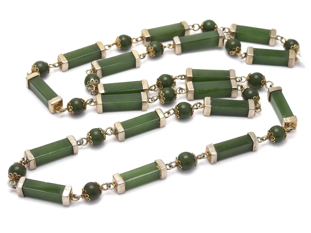 Collier i oädel metall och grön sten, troligvid Jade/Jadeit, ca 70,0cm — Smycken/Collier — Kaplans