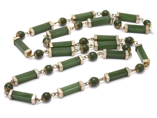 Collier i oädel metall och grön sten, troligvid Jade/Jadeit, ca 70,0cm