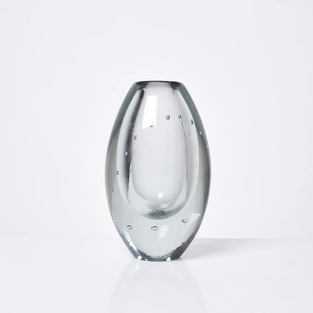 GUNNEL NYMAN. Vas, "Pärlbandet", glas, innesluten rand av luftbubblor, undertill signerad G. Nyman, Nuutajärvi Notsjö, daterad -56. — Utility glass — Stockholms Auktionsverk Sickla