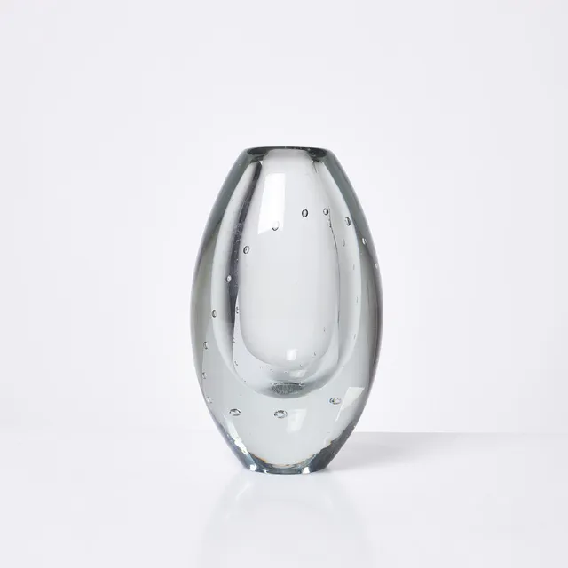 GUNNEL NYMAN. Vas, "Pärlbandet", glas, innesluten rand av luftbubblor, undertill signerad G. Nyman, Nuutajärvi Notsjö, daterad -56.