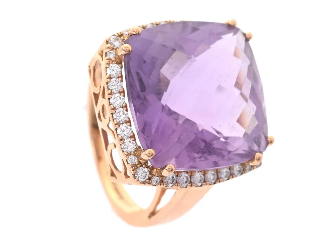 CARMOSÉRING, 18K guld, briljantslipade diamanter ca 0,33 ctv, ca W/VS-SI, med fasetterad ametist ca 13,00 ct, stl 16,5 mm, vikt 7,4 g. — Smycken/Carmoséring — Kaplans