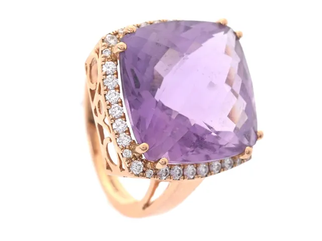 CARMOSÉRING, 18K guld, briljantslipade diamanter ca 0,33 ctv, ca W/VS-SI, med fasetterad ametist ca 13,00 ct, stl 16,5 mm, vikt 7,4 g.