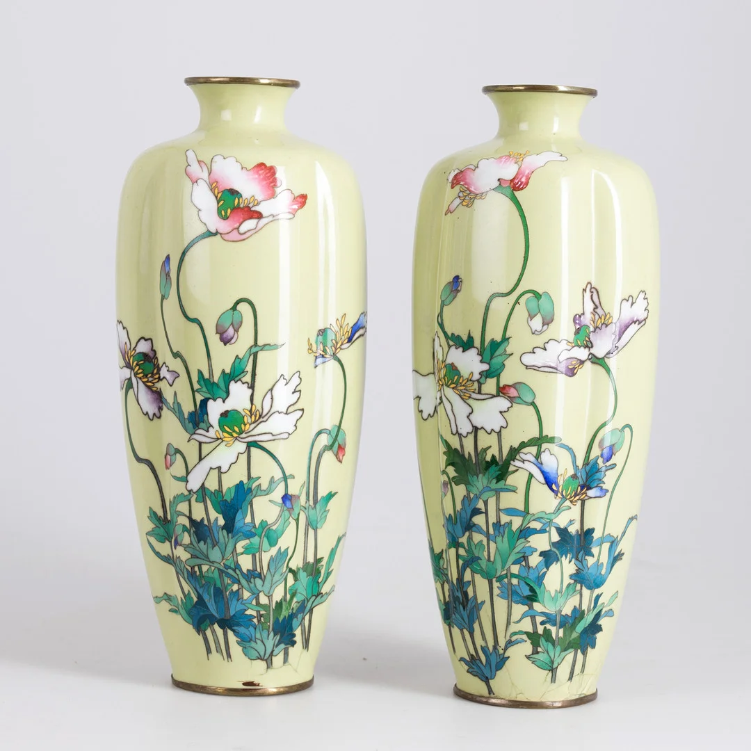 Japanisches Vasenpaar, Cloisonné, Meiji-Zeit (2). — Asiatica — Stockholms Auktionsverk Hamburg