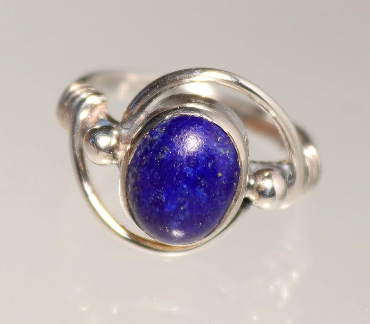 RING MIT LAPISLAZULI, IN SILBER 925. — Rings — Auktionshaus Bossard