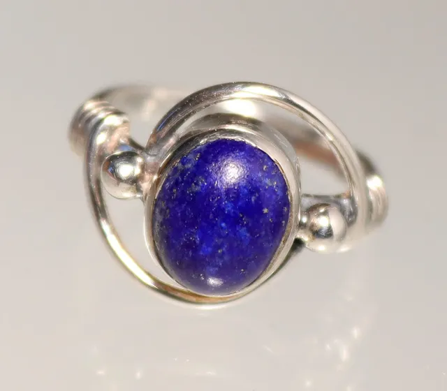 RING MIT LAPISLAZULI, IN SILBER 925.