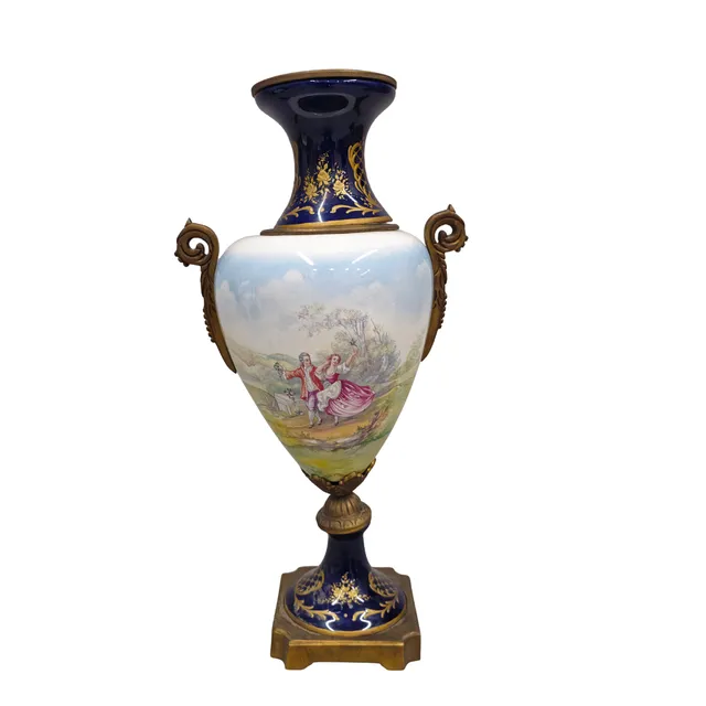 Jarrón francés de la época de Napoleón III, de porcelana de Sèvres de tipo «Bleu Roi», de finales del siglo XIX.