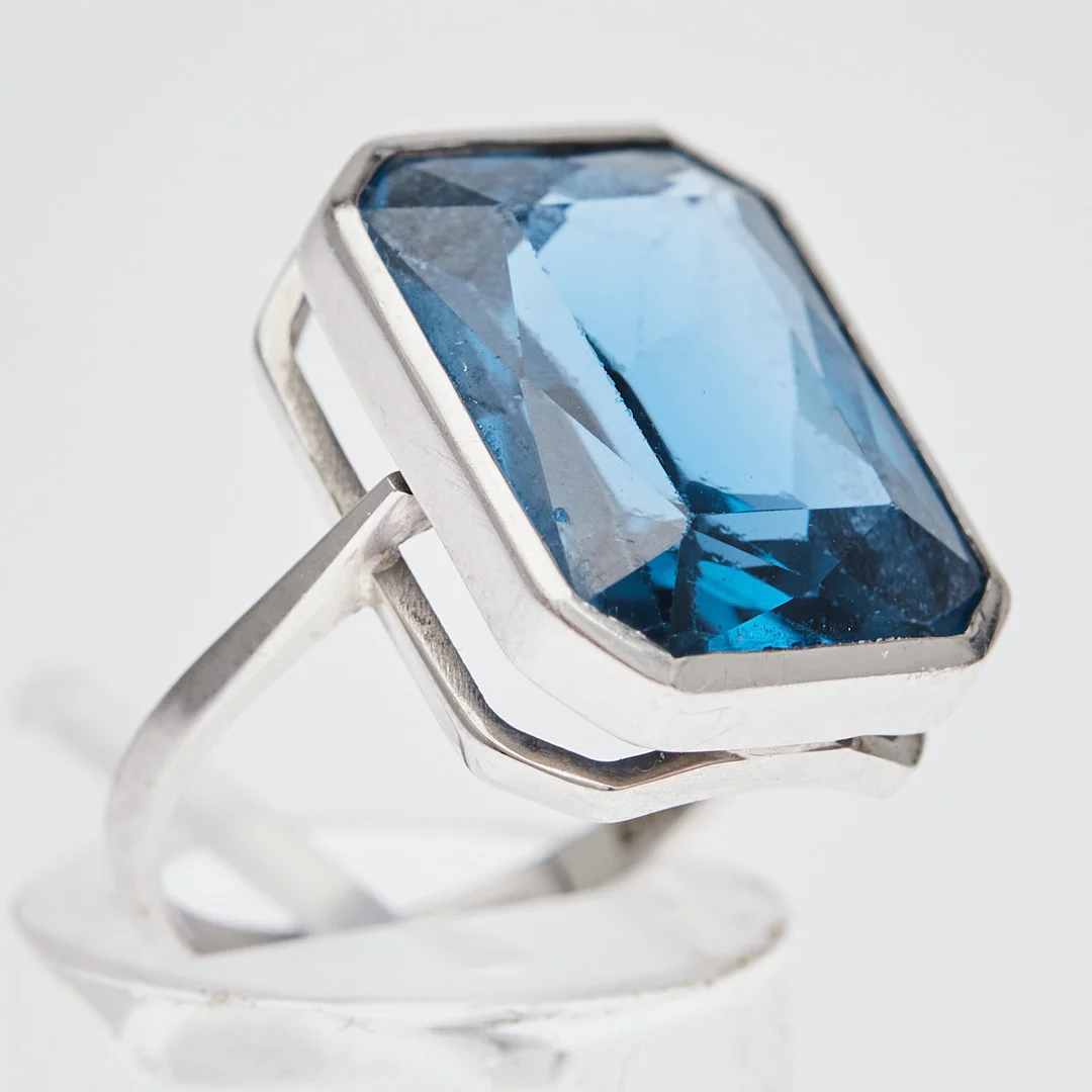 Ring, 585er Weißgold, synthetischer Spinell. — Rings — Stockholms Auktionsverk Köln
